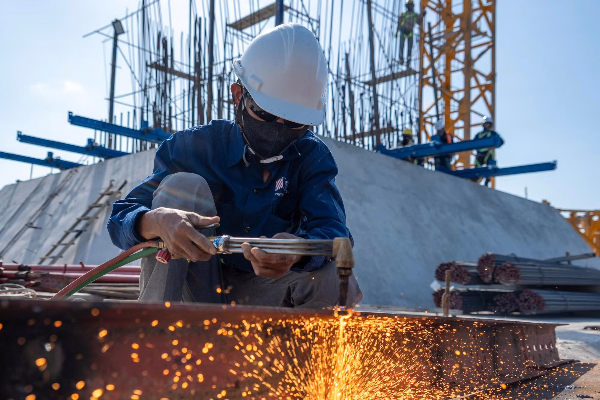 Công nhân thi công cầu Đại Ngãi 1.