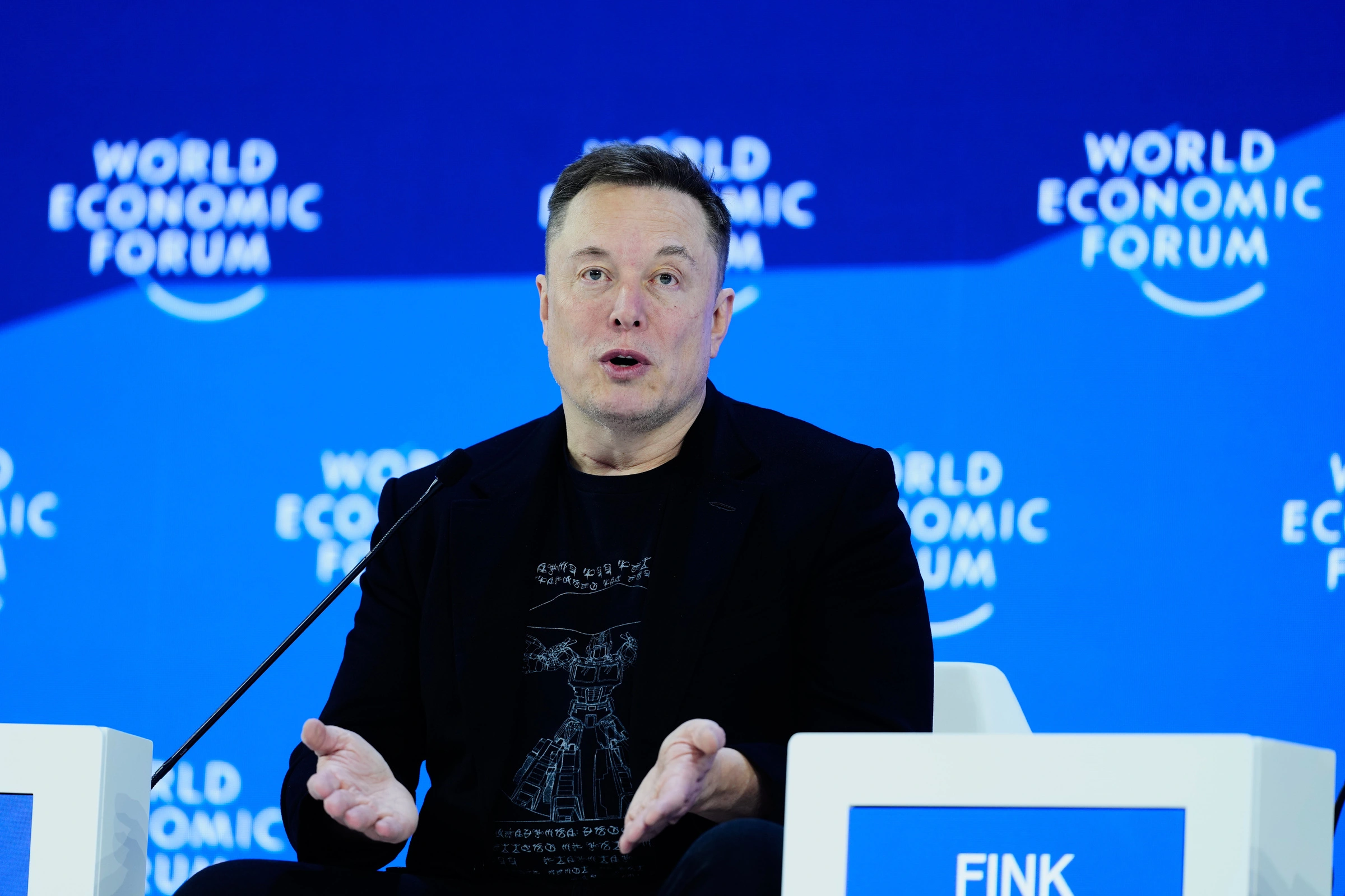 Elon Musk tại Davos, nơi những tầm nhìn về AI và Robot thường xuyên được ông chia sẻ (Ảnh: AP).