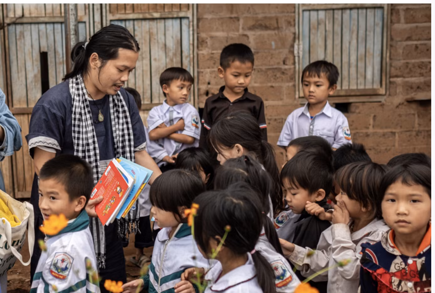 Hình ảnh minh họa các hoạt động thiết thực mà dự án Nuôi em đã triển khai cho trẻ em vùng cao.