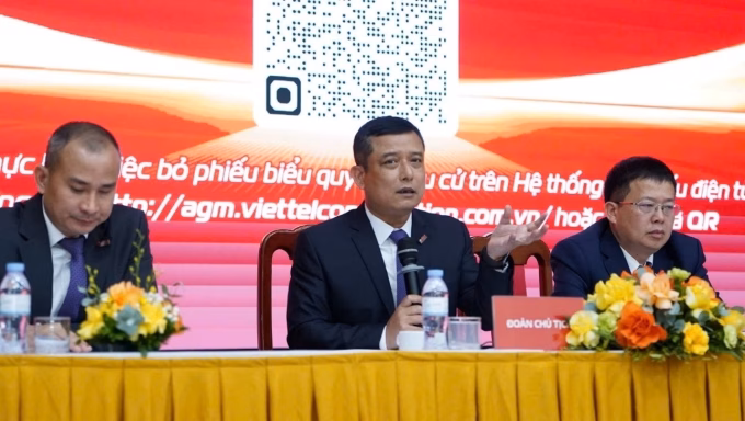 Ông Đỗ Mạnh Hùng (giữa) chia sẻ tại Đại hội đồng cổ đông thường niên 2026. Ảnh: Viettel Construction