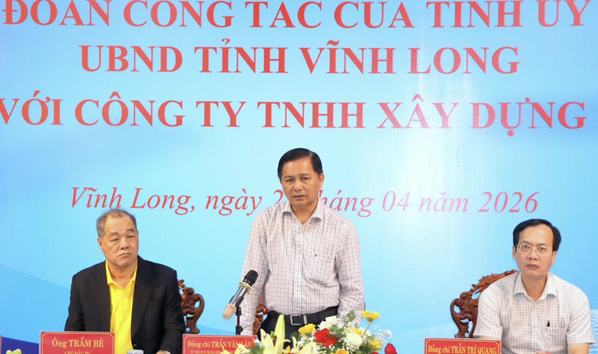 Ông Trầm Bê trên vai trò chủ đầu tư làm việc với lãnh đạo tỉnh Vĩnh Long (Ảnh: IT)