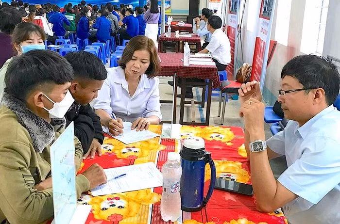 Các hoạt động tư vấn việc làm, đào tạo nghề và hỗ trợ xuất khẩu lao động đang được đẩy mạnh để giảm tỷ lệ thất nghiệp ở giới trẻ. Ảnh: M.T