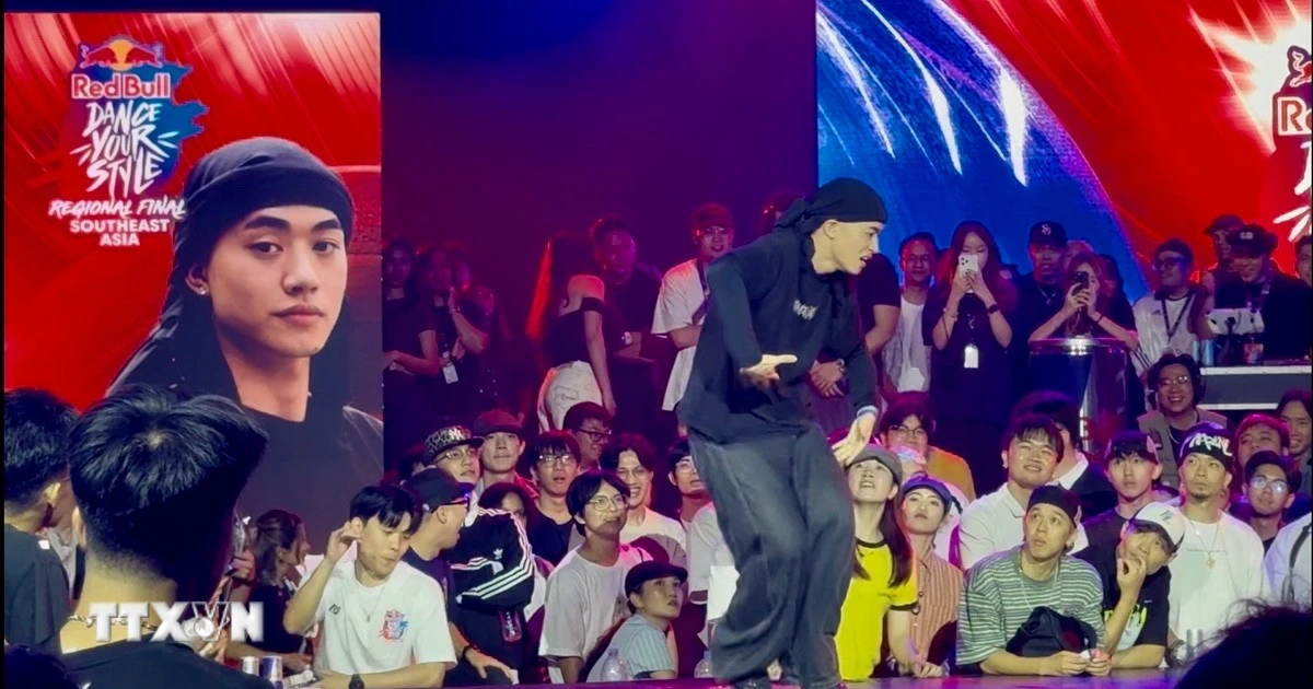 Vũ Công Việt 'Cháy' Hết Mình Tại Red Bull Dance Your Style Singapore
