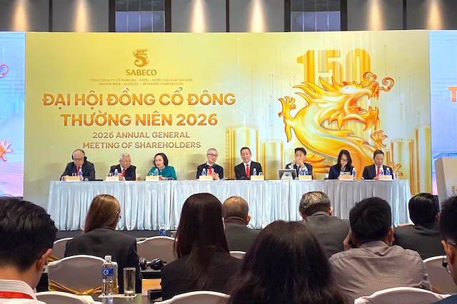Ban lãnh đạo Sabeco trả lời câu hỏi của cổ đông tại Đại hội - Ảnh: TV