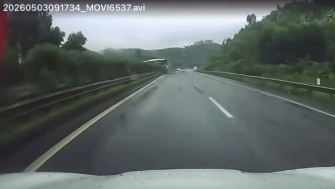 Clip: Xe khách lao đầu qua dải phân cách, lốp văng vào hộ lan