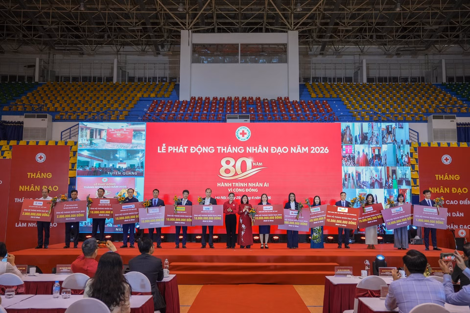 Ông Đỗ Đức Viên, Chủ tịch Công đoàn PVcomBank, đại diện ngân hàng trao tặng 10 tỷ đồng cho Trung ương Hội Chữ thập đỏ Việt Nam.