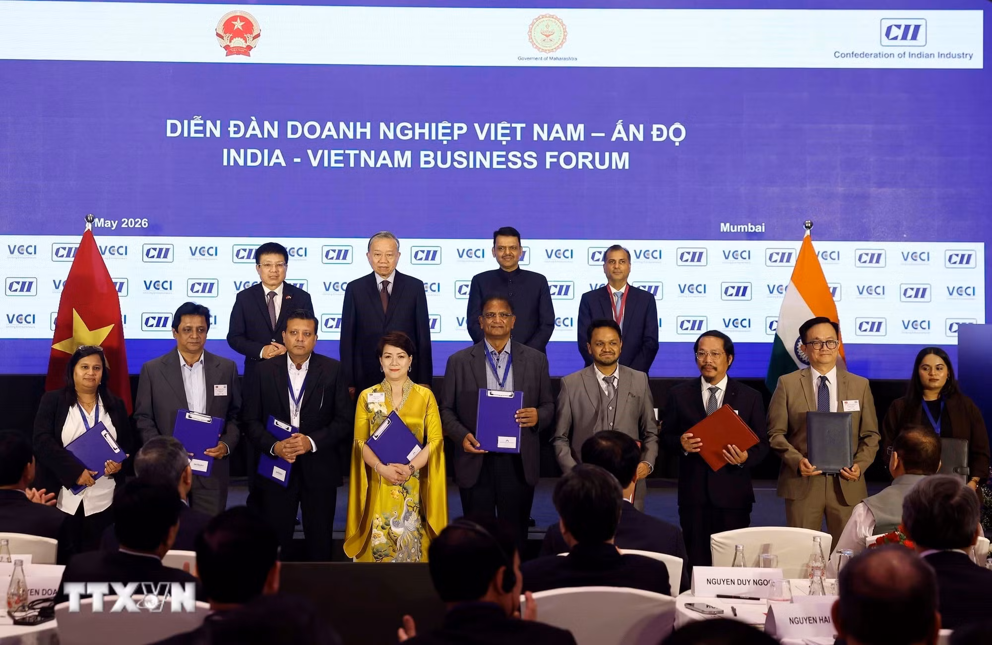 Tổng Bí thư, Chủ tịch nước Tô Lâm và Thủ hiến bang Maharashtra Devendra Fadnavis chứng kiến lễ trao các thỏa thuận hợp tác giữa 2 nước. (Ảnh: Thống Nhất/TTXVN)
