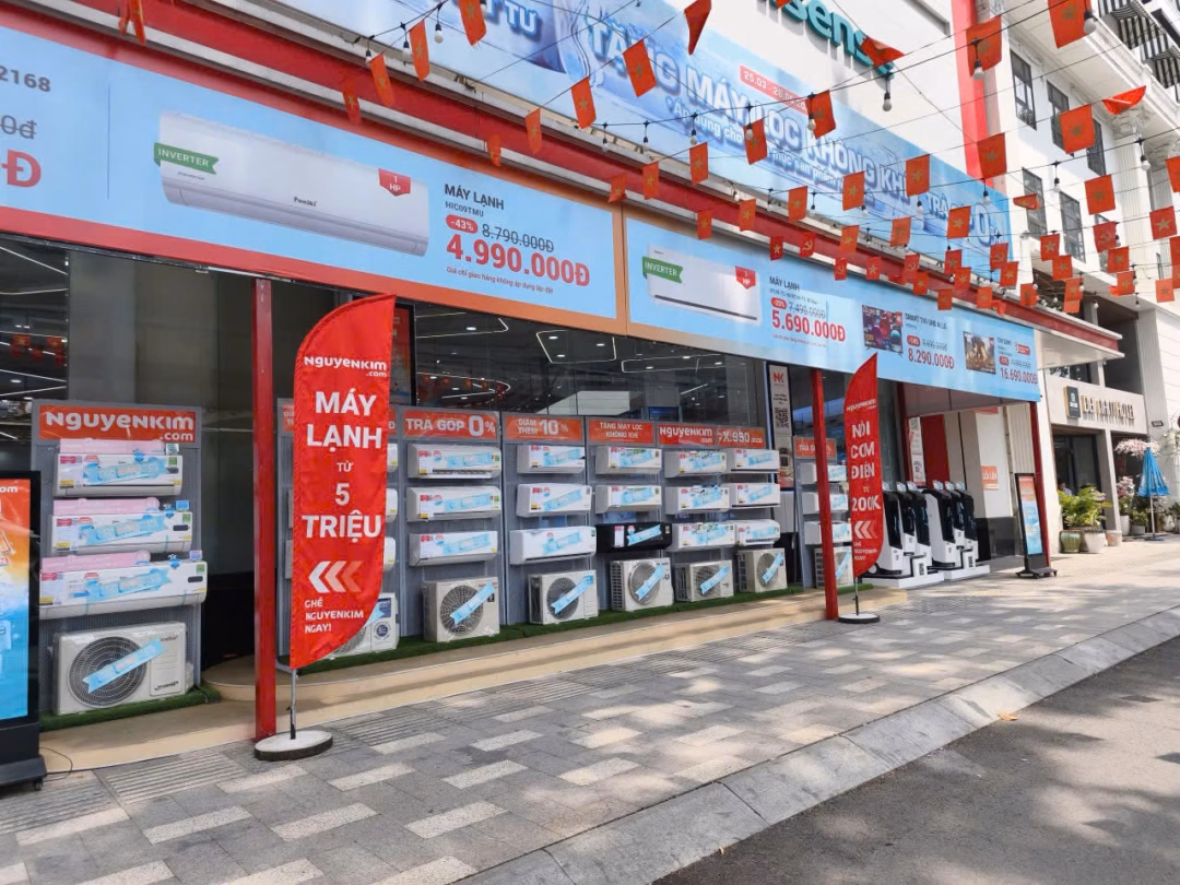 Các hệ thống bán lẻ đẩy mạnh trưng bày sản phẩm giải nhiệt ngay mặt tiền để thu hút khách hàng trong giai đoạn cuối mùa nóng.